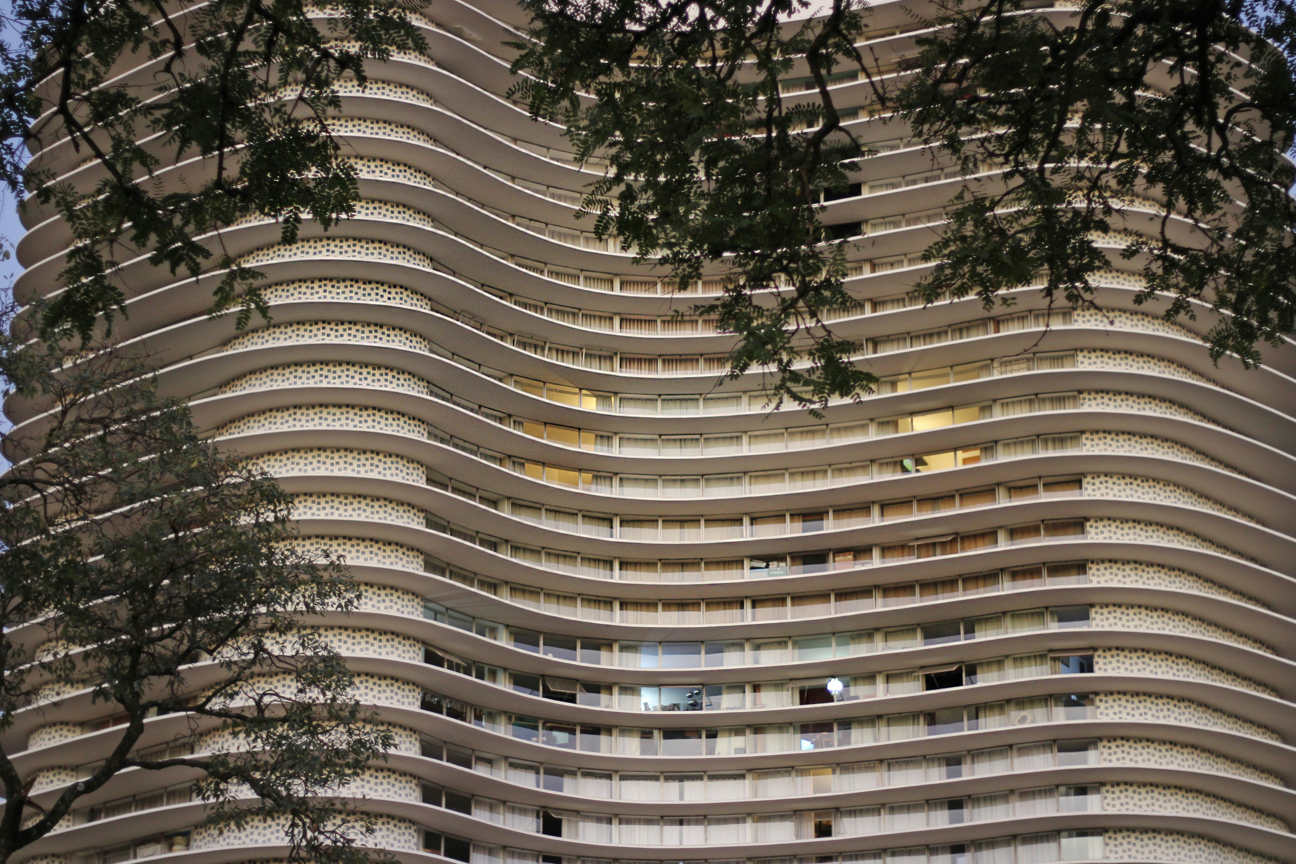 Edifício Copan em São Paulo com suas icônicas varandas curvas